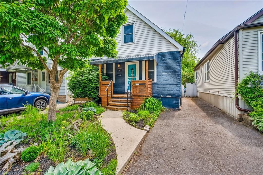 36 Barons Avenue N Property Photo 1