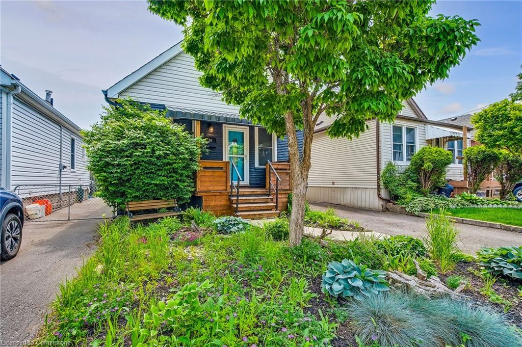 36 Barons Avenue N Property Photo 2