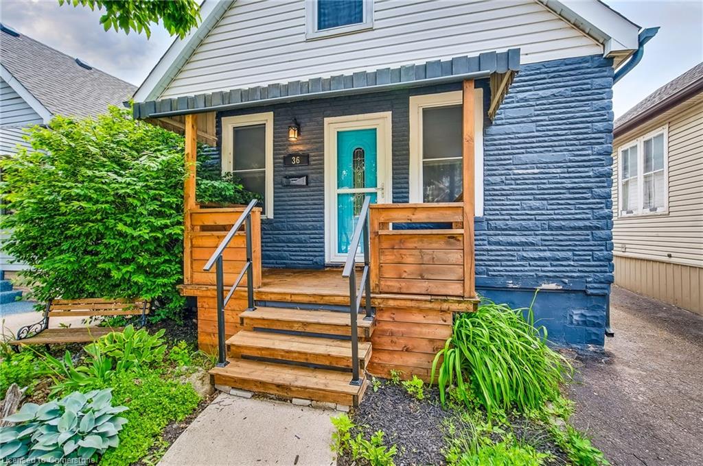 36 Barons Avenue N Property Photo 3