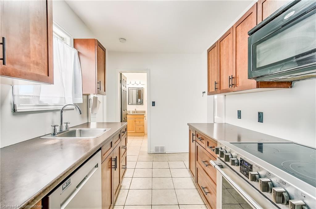 36 Barons Avenue N Property Photo 6
