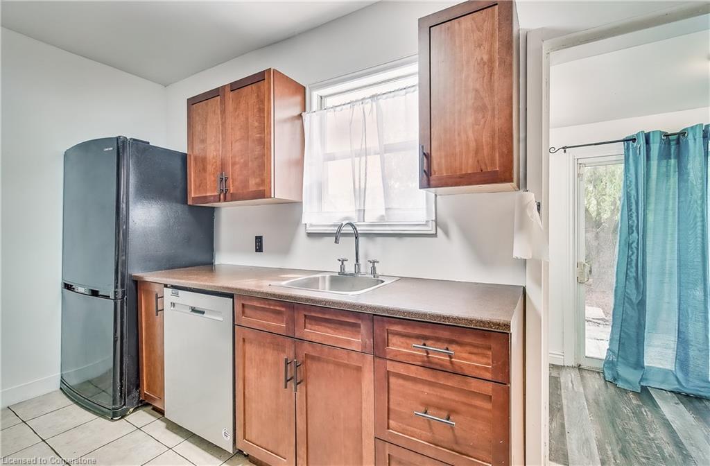 36 Barons Avenue N Property Photo 8