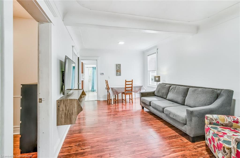 36 Barons Avenue N Property Photo 14