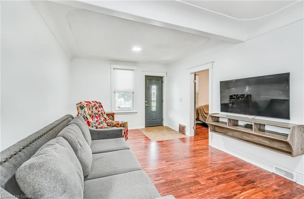 36 Barons Avenue N Property Photo 15