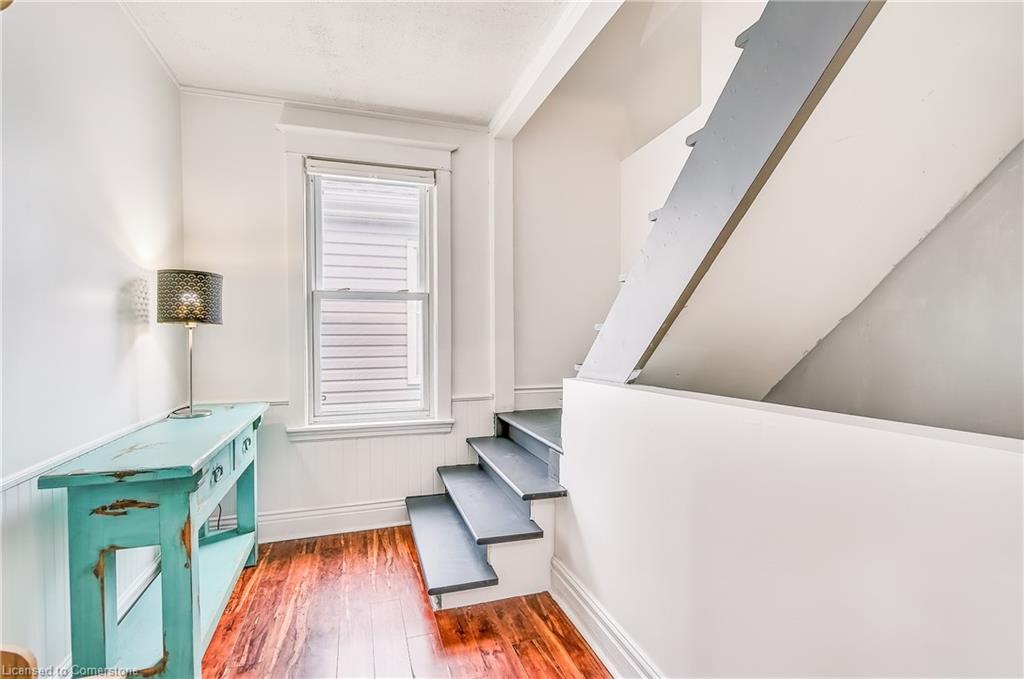 36 Barons Avenue N Property Photo 17