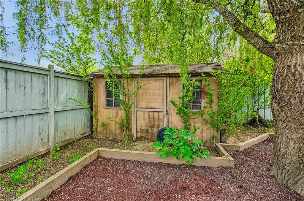 36 Barons Avenue N Property Photo 24