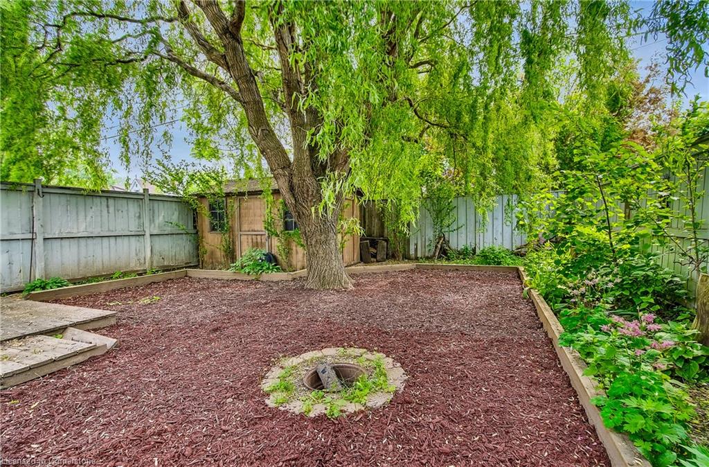 36 Barons Avenue N Property Photo 25