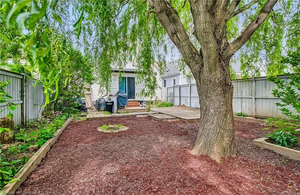 36 Barons Avenue N Property Photo 26