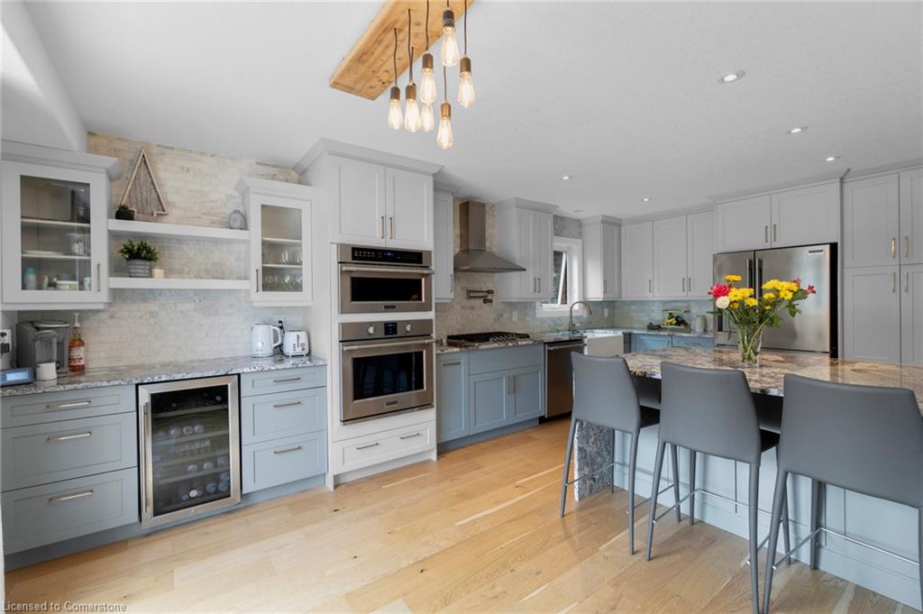 239 Park Avenue W Property Photo 14