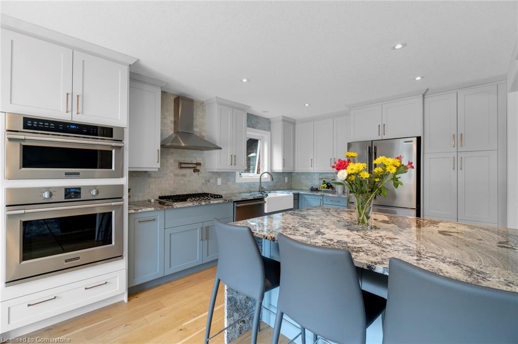239 Park Avenue W Property Photo 15