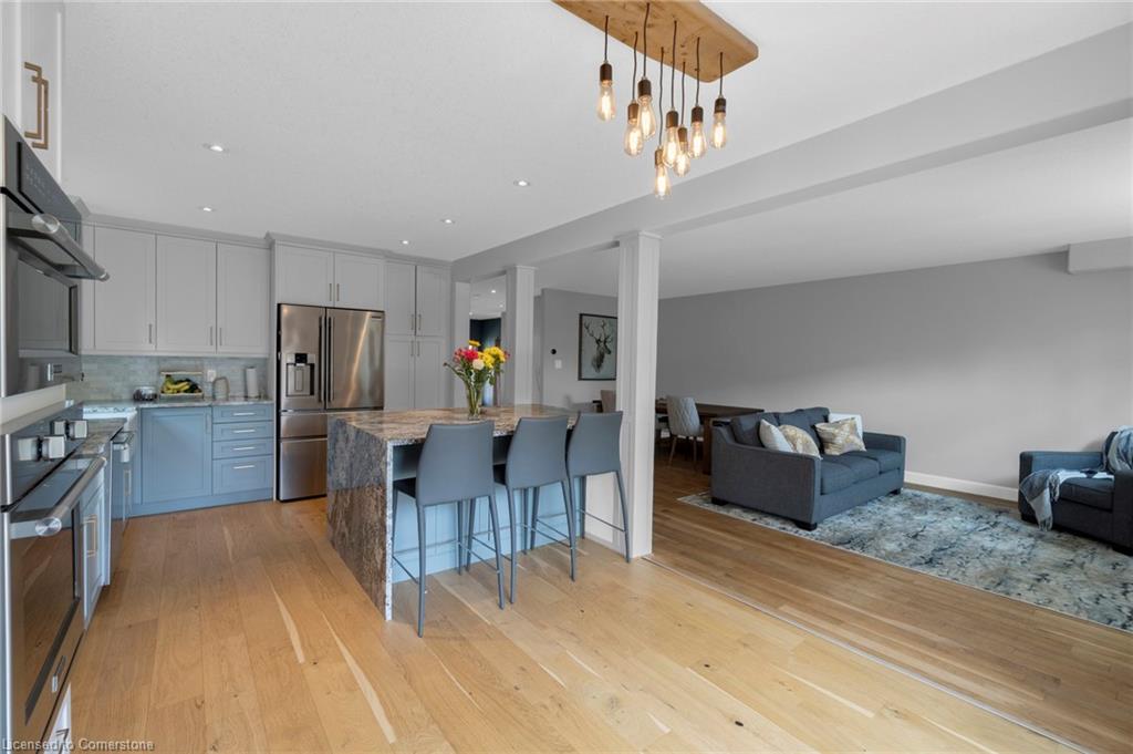 239 Park Avenue W Property Photo 16