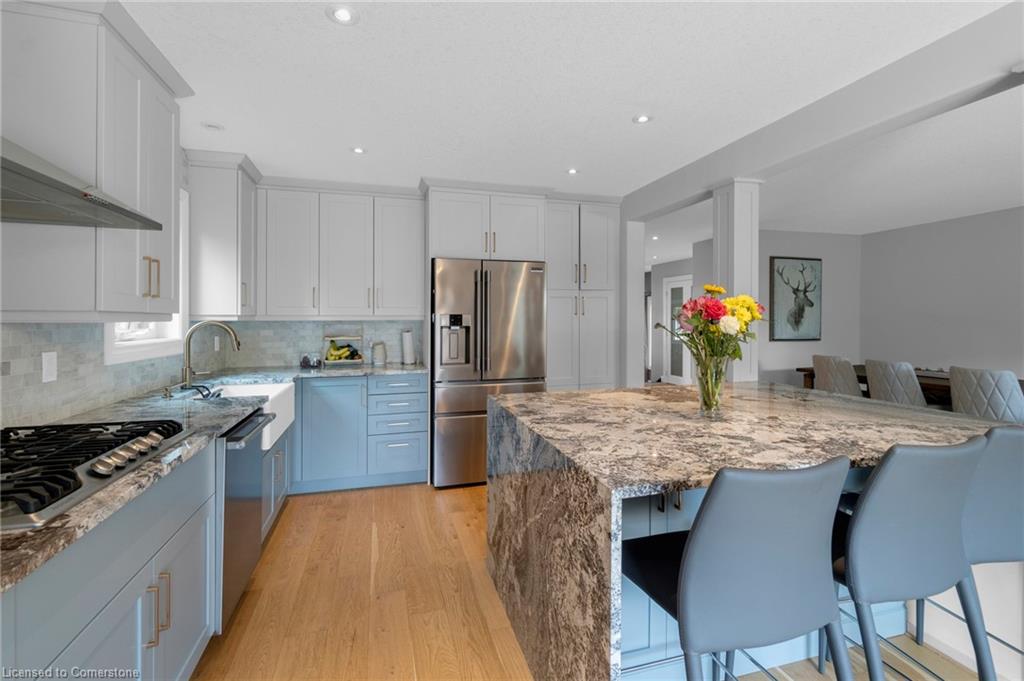 239 Park Avenue W Property Photo 17