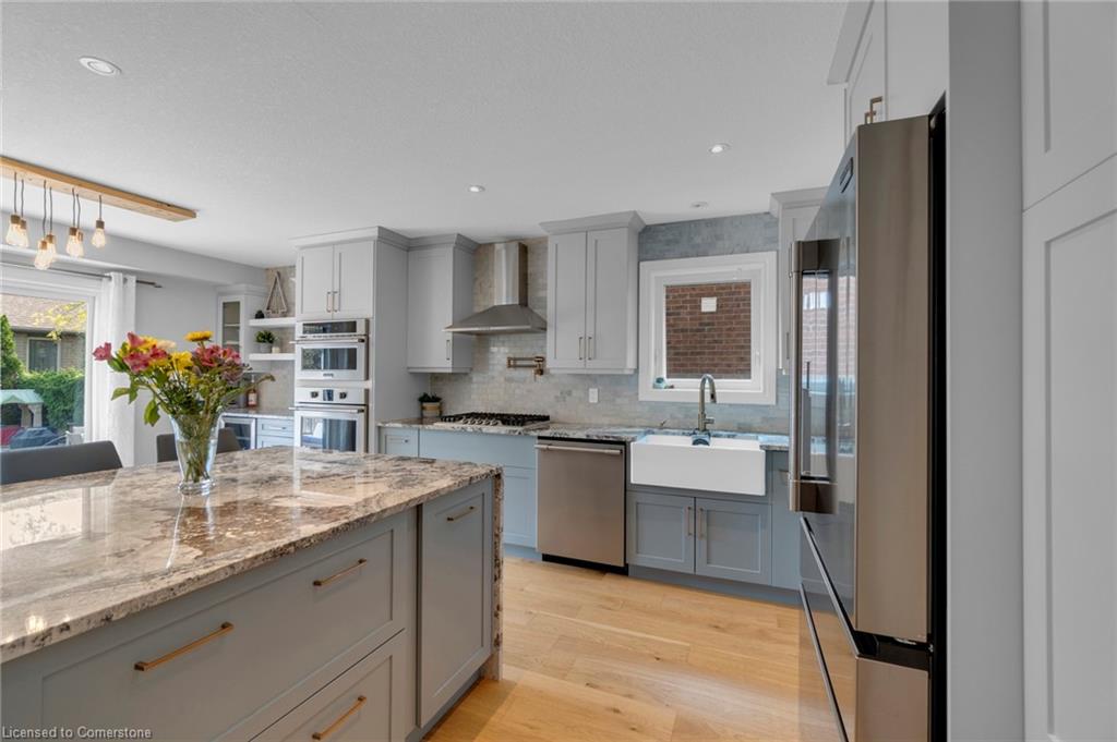 239 Park Avenue W Property Photo 19