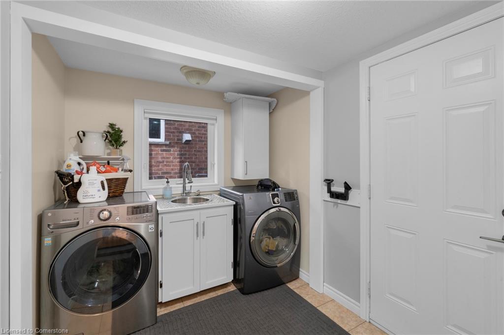 239 Park Avenue W Property Photo 20