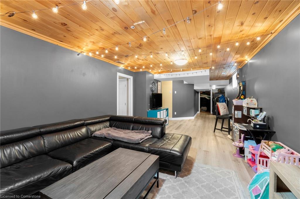 239 Park Avenue W Property Photo 35