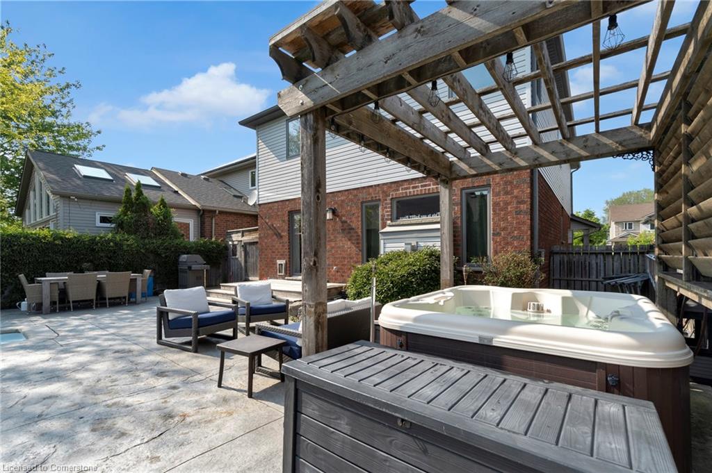 239 Park Avenue W Property Photo 40