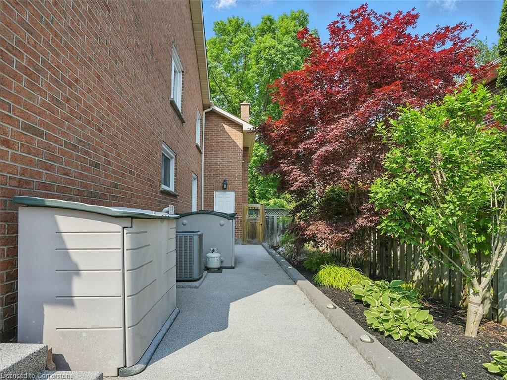 402 Barclay Crescent Property Photo 11
