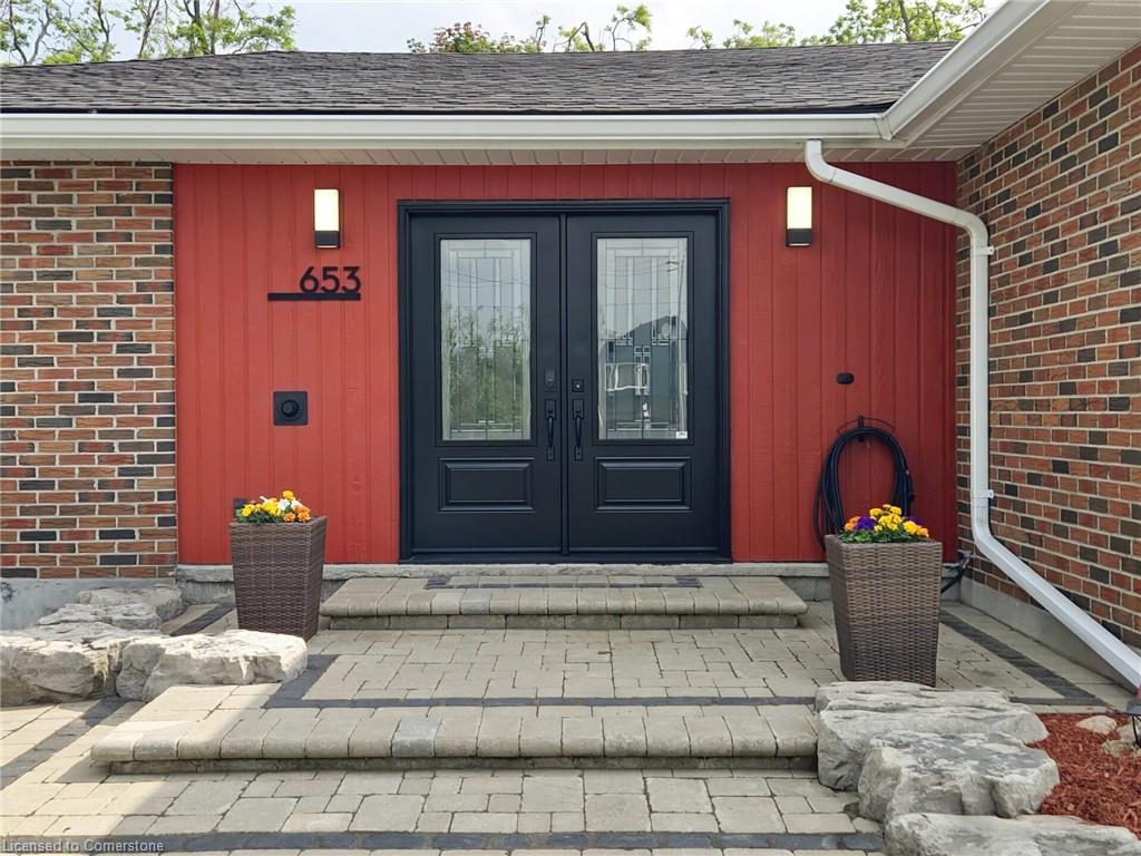 653 Simcoe Street Property Photo 1