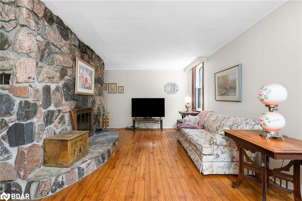 1407 Flos 8 Road W Property Photo 9