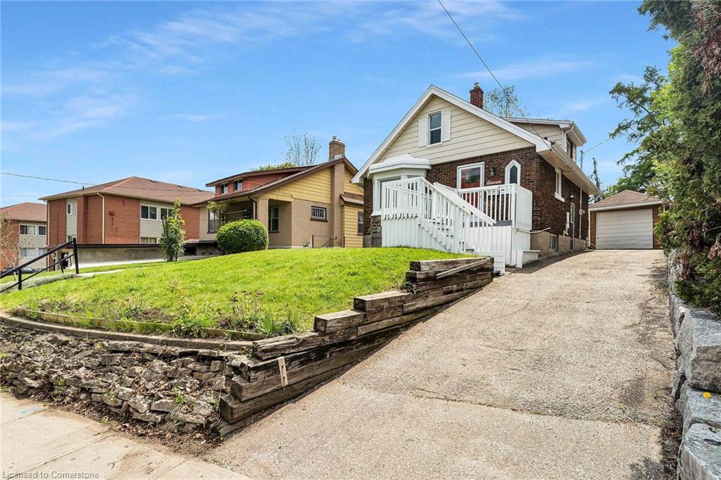 11 Spadina Road E Property Photo 3