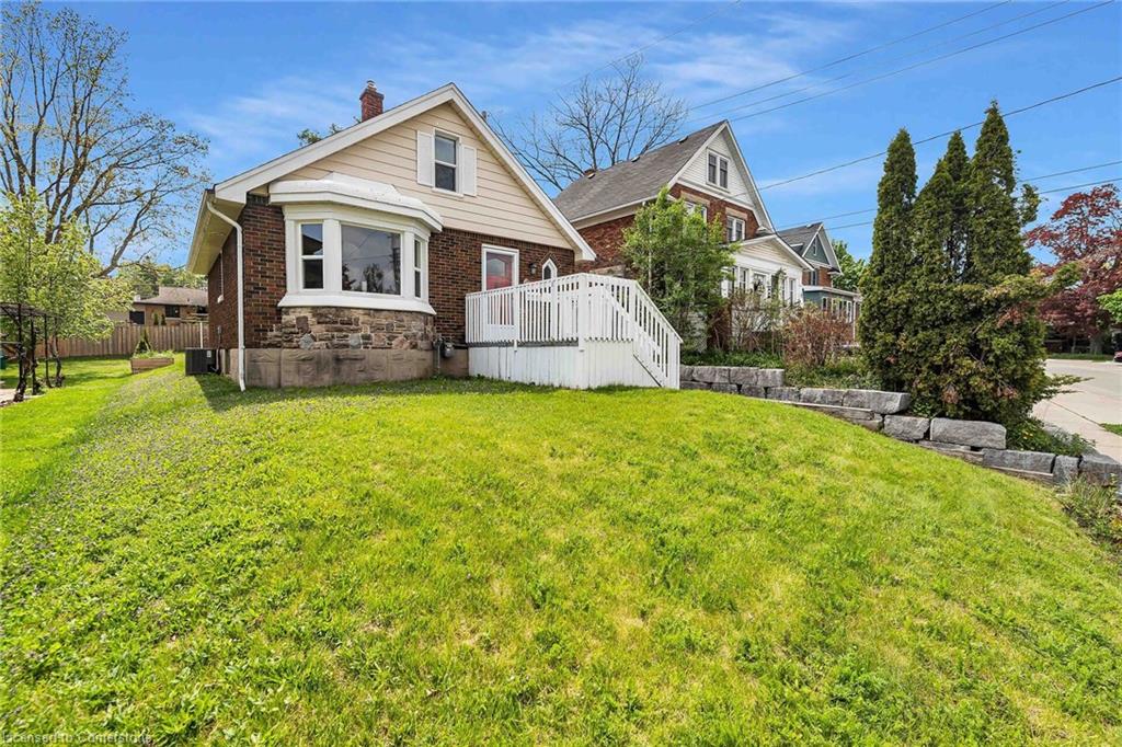 11 Spadina Road E Property Photo 4