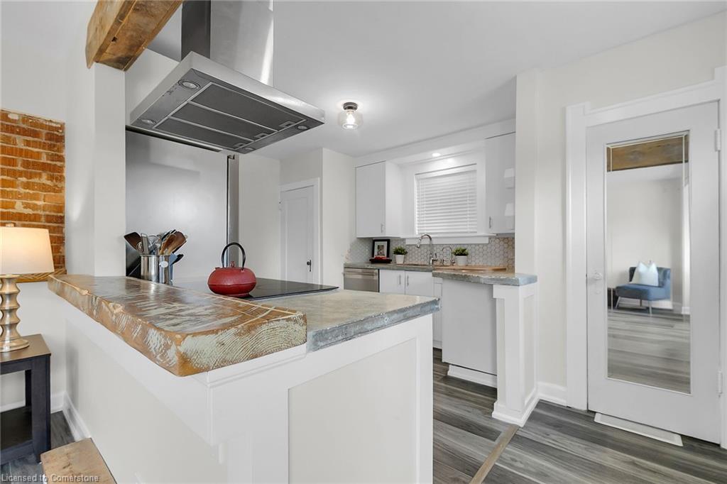 11 Spadina Road E Property Photo 9