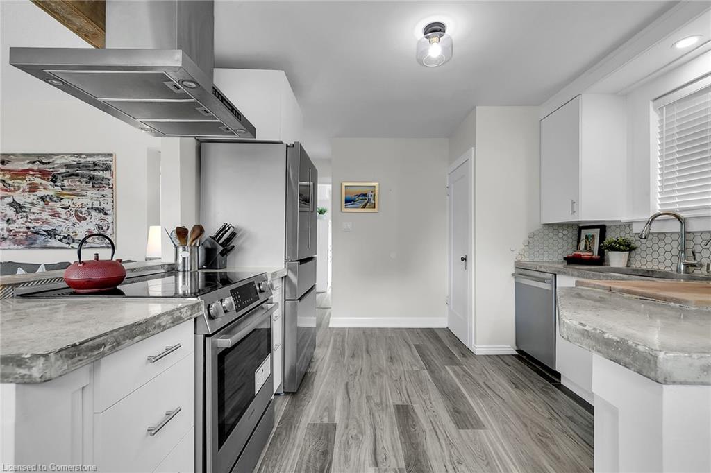 11 Spadina Road E Property Photo 10