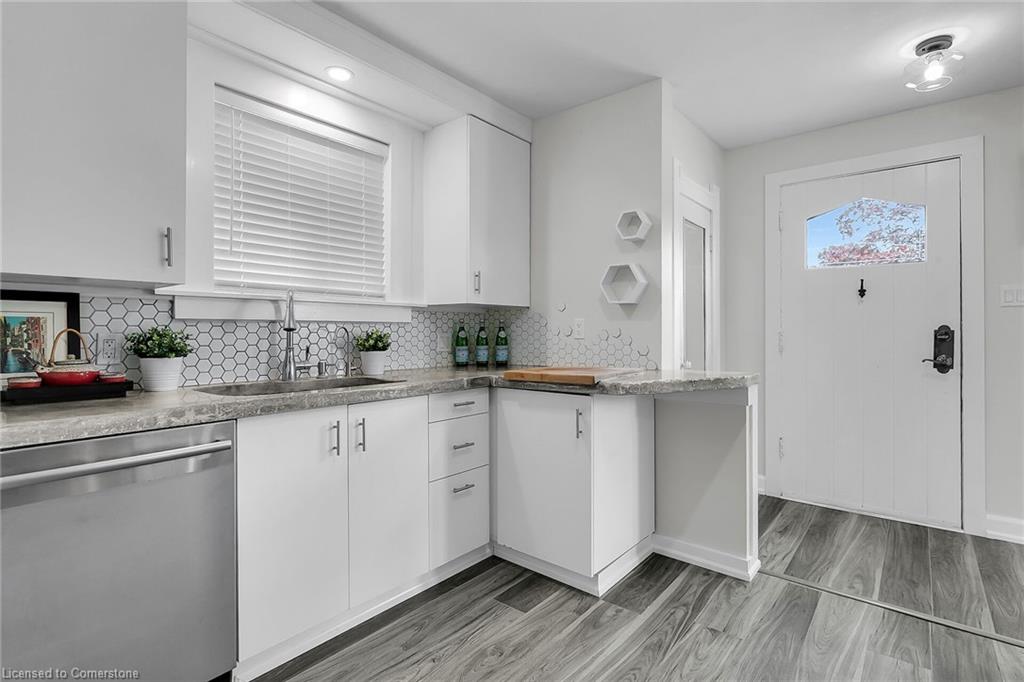 11 Spadina Road E Property Photo 13