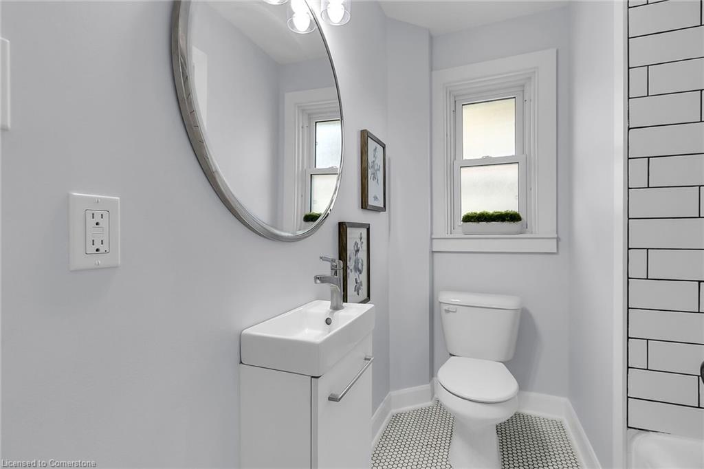 11 Spadina Road E Property Photo 14