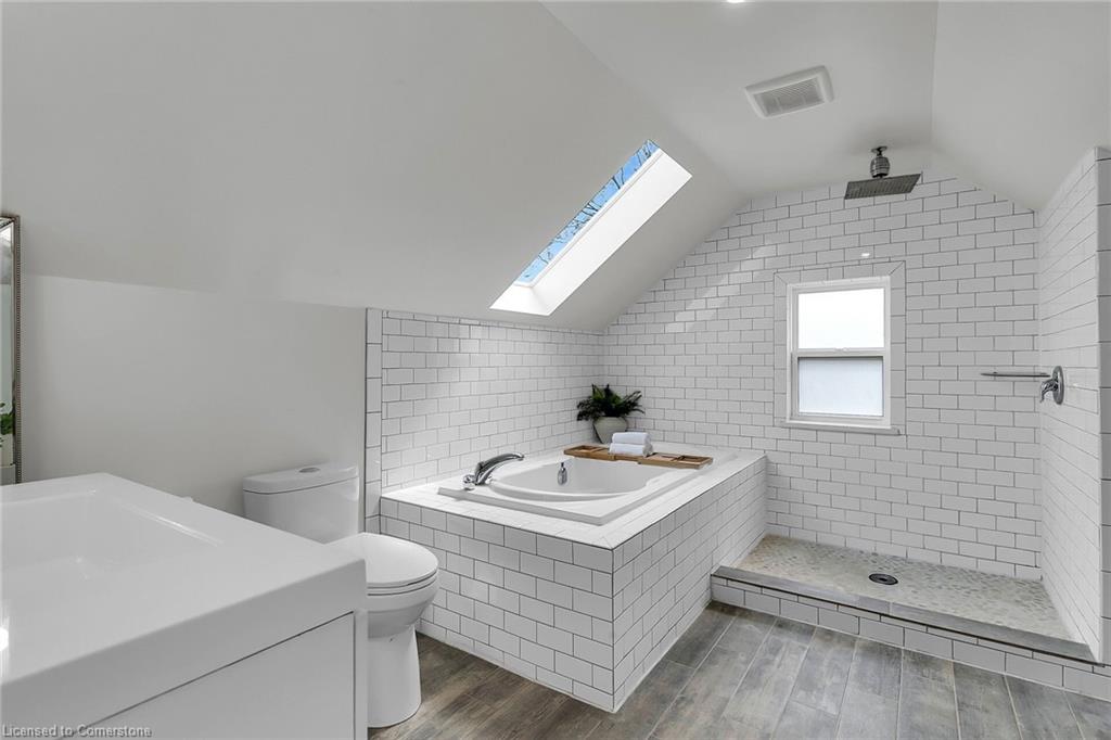 11 Spadina Road E Property Photo 21