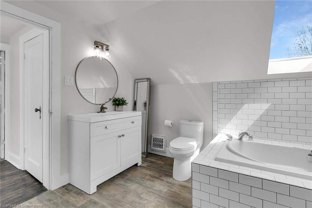 11 Spadina Road E Property Photo 22