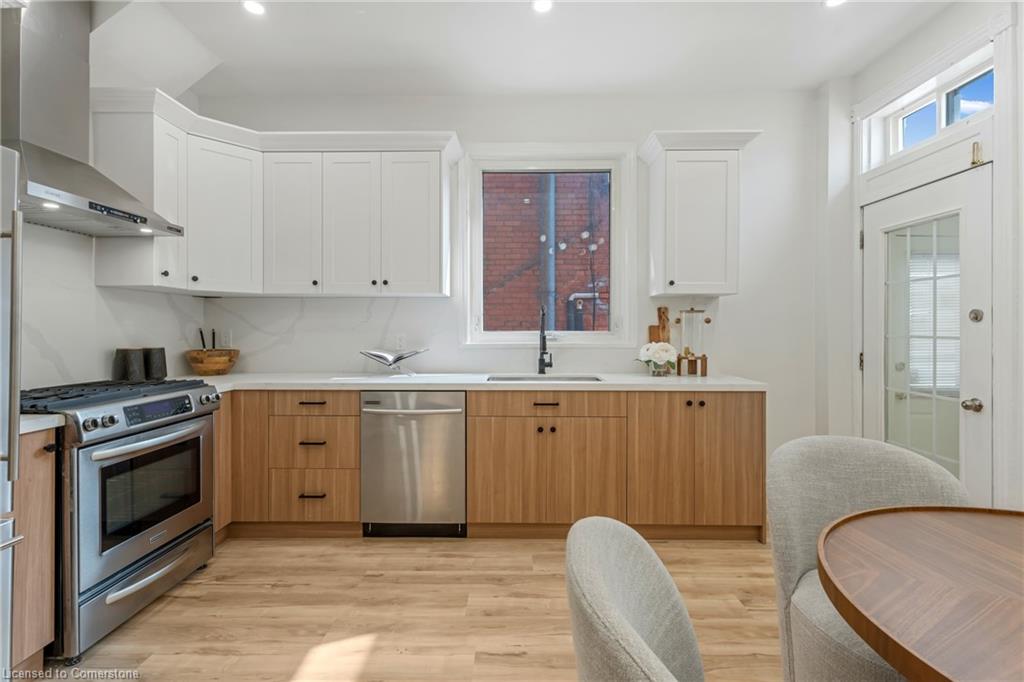 133 Wentworth Street N Property Photo 10