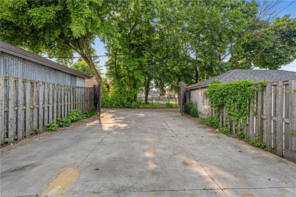 133 Wentworth Street N Property Photo 32