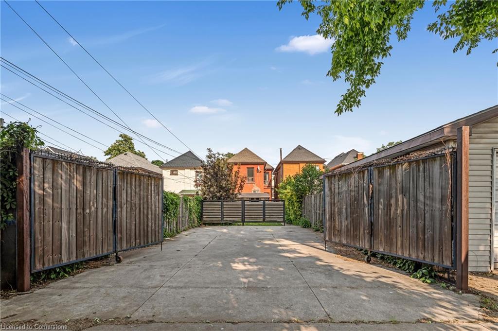 133 Wentworth Street N Property Photo 33