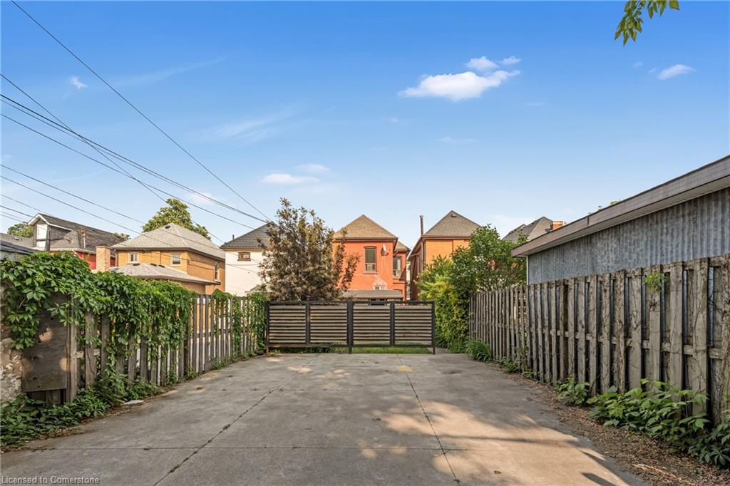 133 Wentworth Street N Property Photo 34