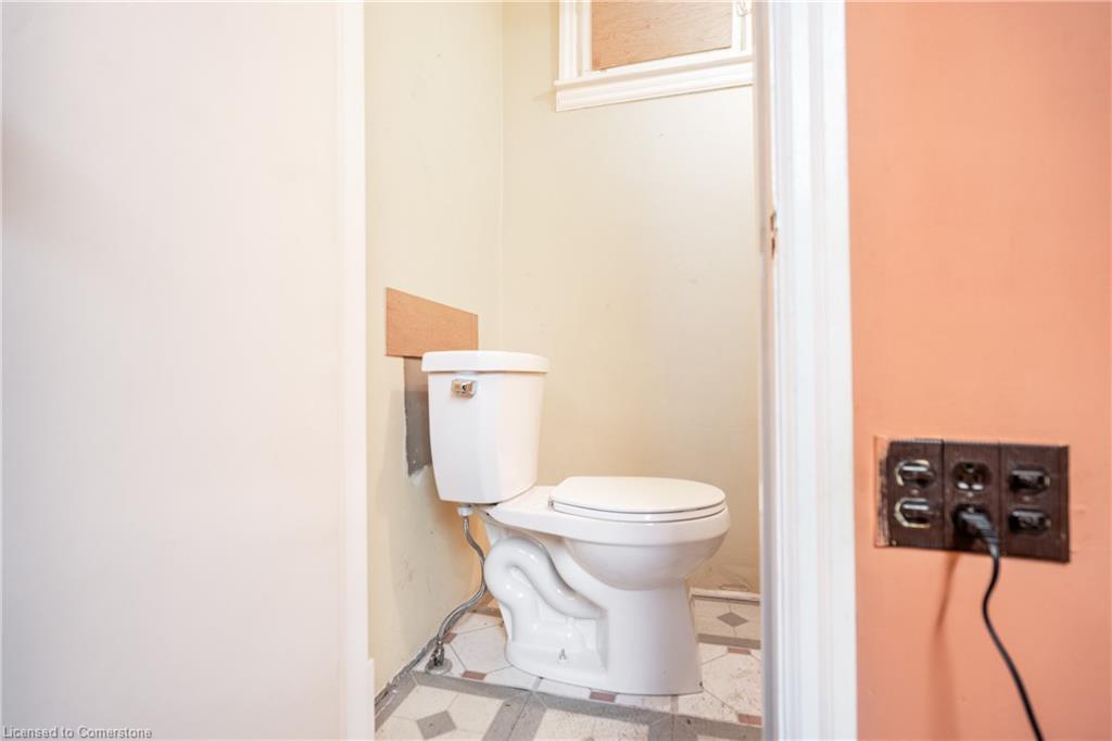 571 King Street Property Photo 5