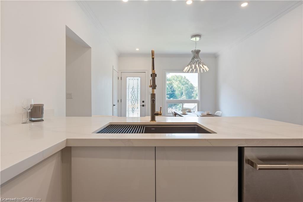 65 Broadway Street W Property Photo 16