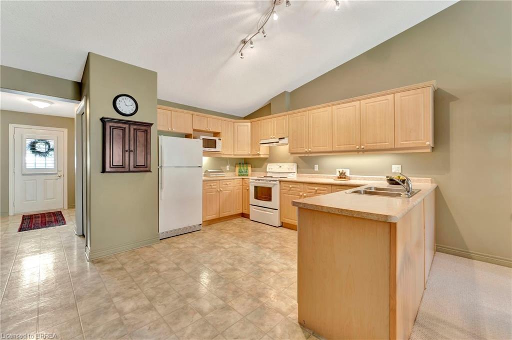 25-25 Cobden Court Property Photo 7