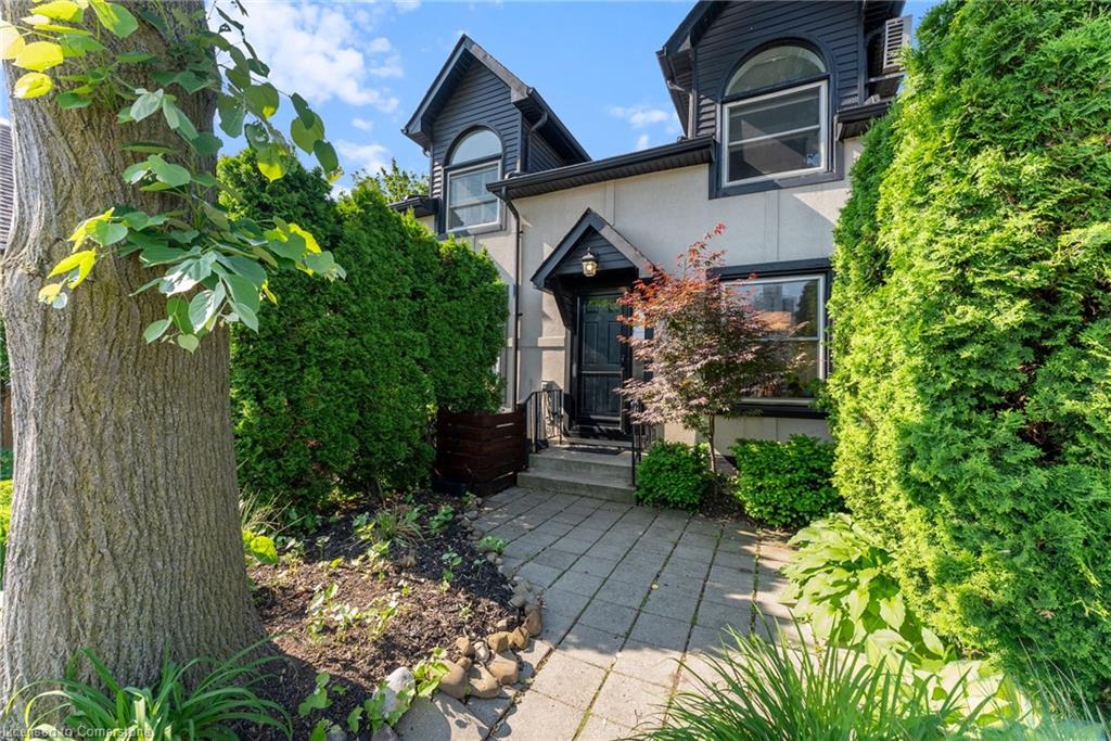 2-23 Macaulay Street W Property Photo 1