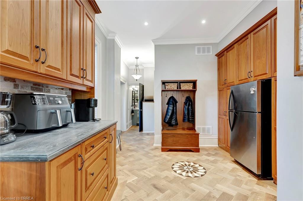 214 Grand River Street N Property Photo 11
