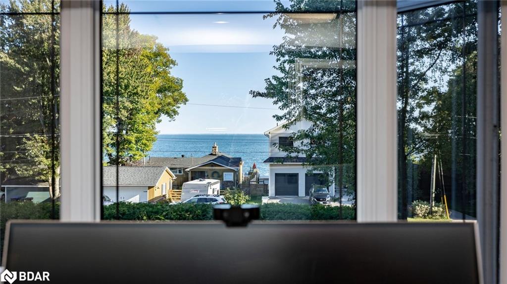 112 Lakeshore Road W Property Photo 7