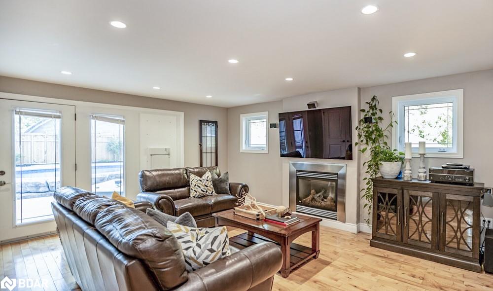 112 Lakeshore Road W Property Photo 25