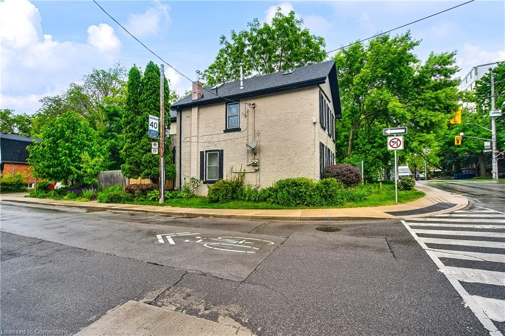 118 Queen Street S Property Photo 4