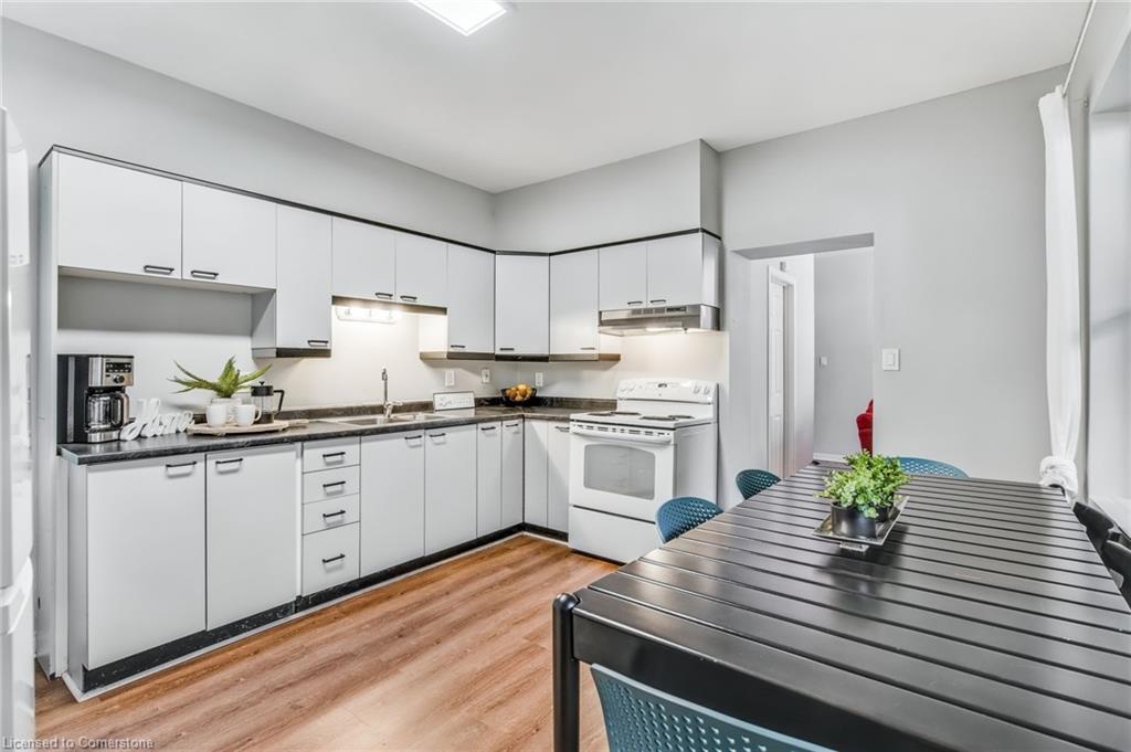 118 Queen Street S Property Photo 11