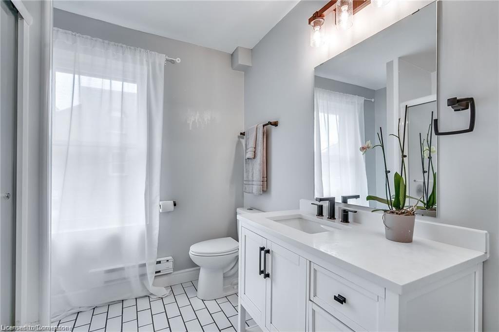 118 Queen Street S Property Photo 30