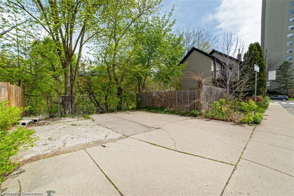 118 Queen Street S Property Photo 37
