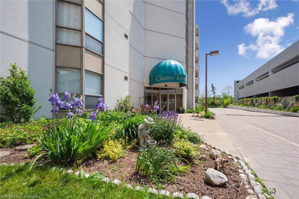 204-3267 King Street E Property Photo 1