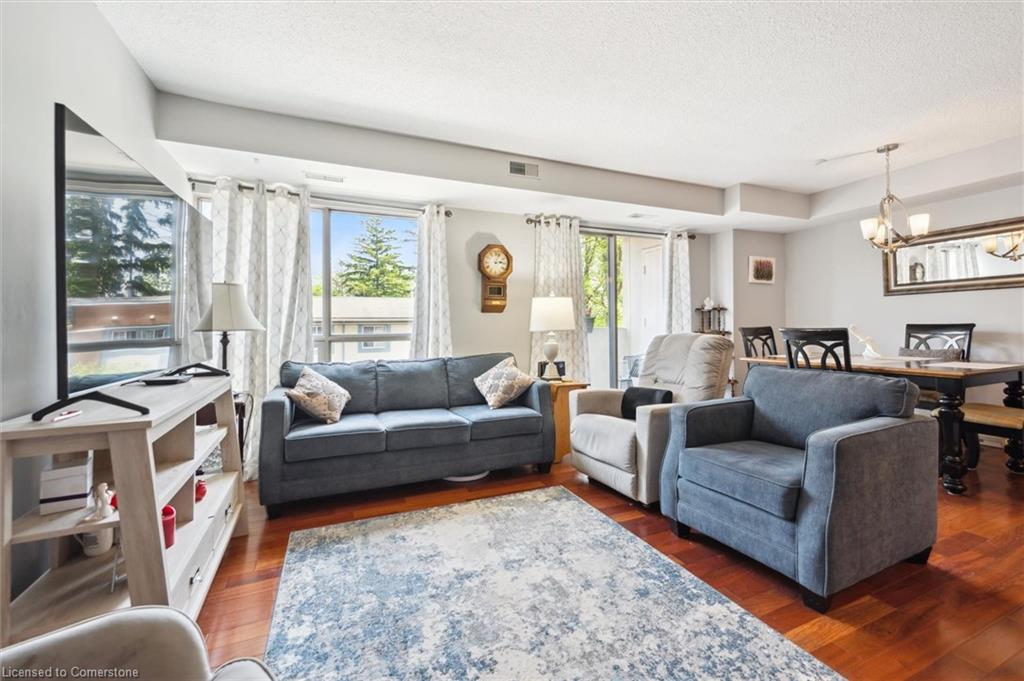 204-3267 King Street E Property Photo 6