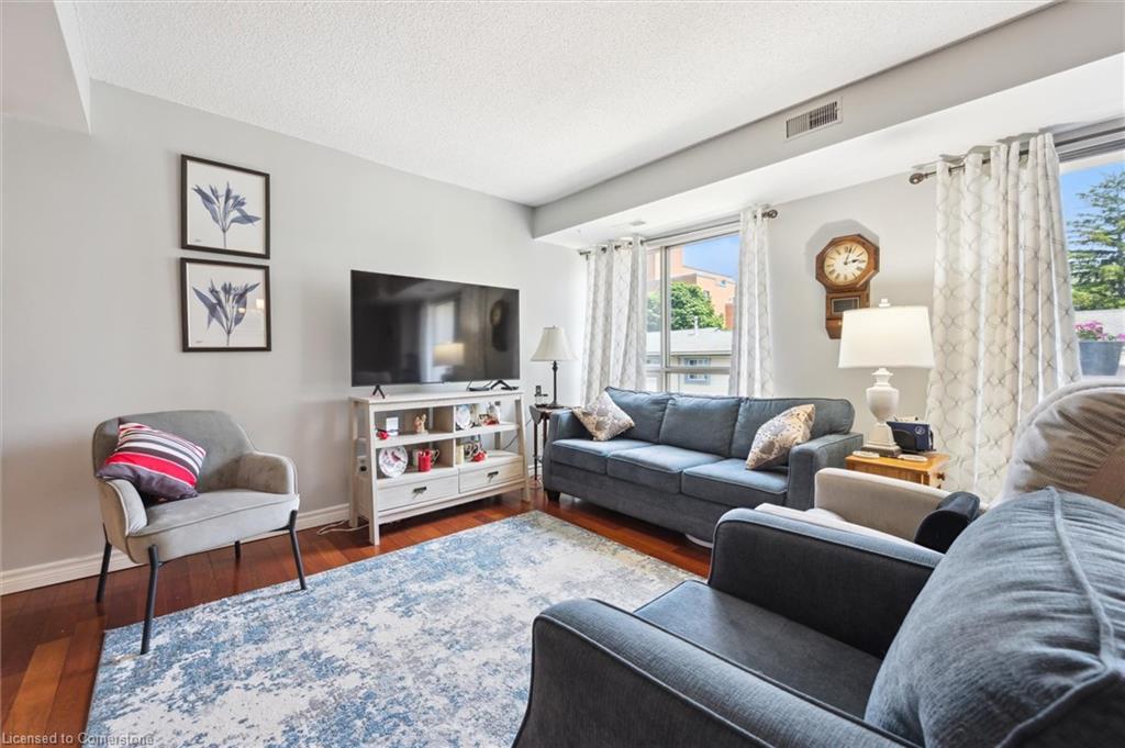 204-3267 King Street E Property Photo 8