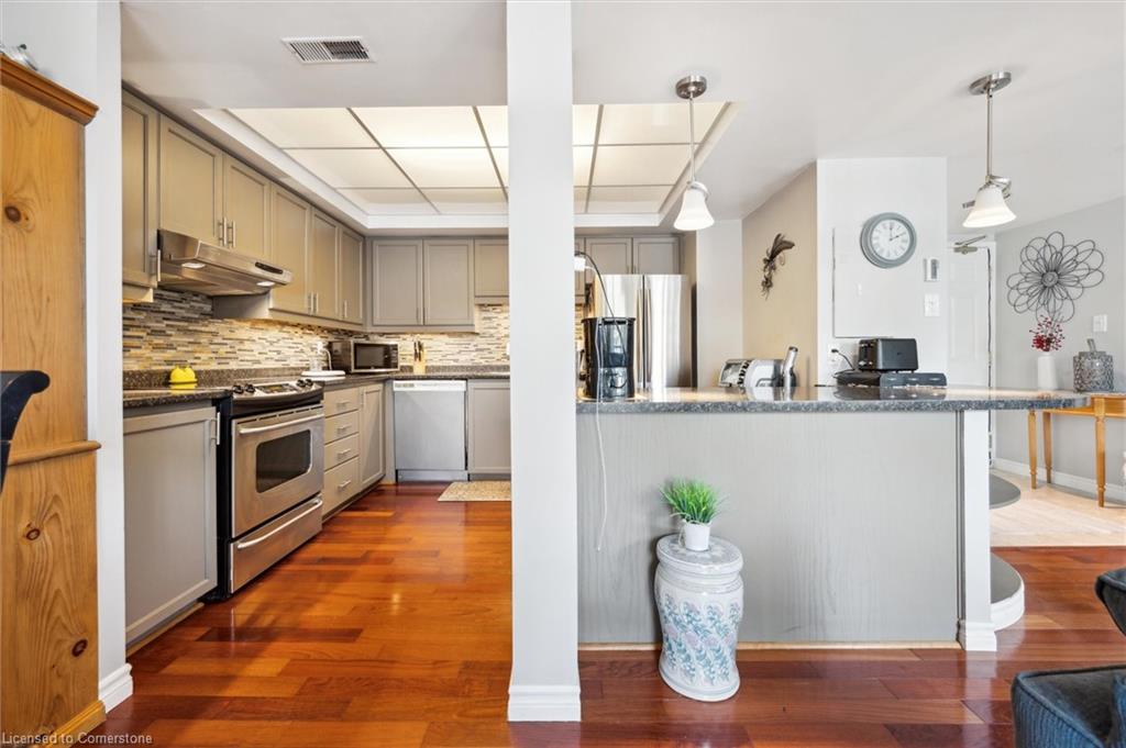 204-3267 King Street E Property Photo 13