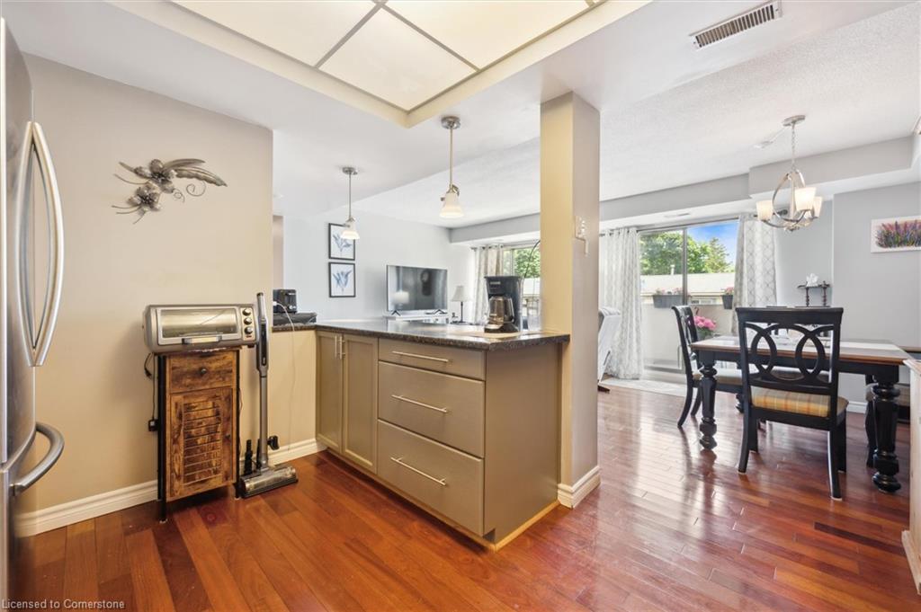 204-3267 King Street E Property Photo 16